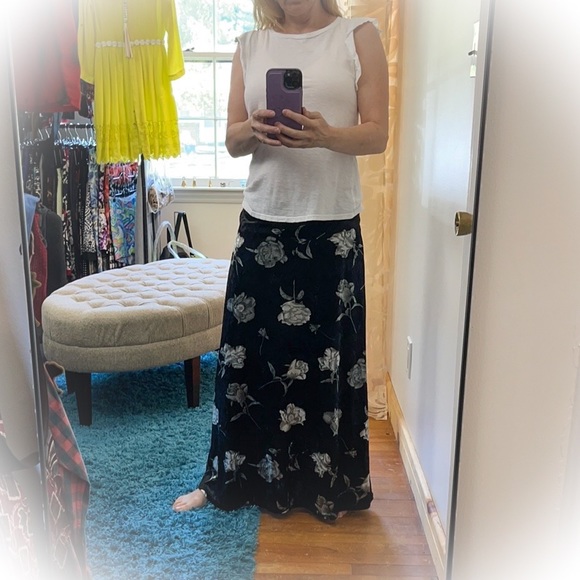 đź’•White Cotton Top with Ruffles Around Sleevesđź’• - Picture 9 of 10